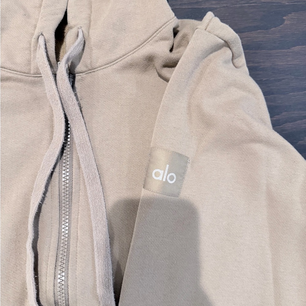 ALO Yoga Sweater - Picture 3 of 3